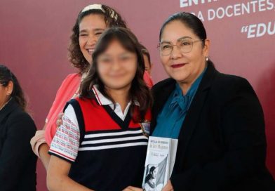 Entrega SEV cartillas de los Derechos de las Mujeres, en secundaria de Xalapa / @IslasAlbertoR @AytoXalapa >>>