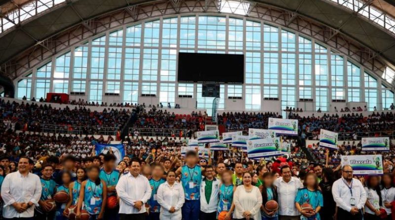 Más de 2 mil 800 jóvenes convierten a Veracruz en la capital nacional del deporte y el civismo estudiantil /  @rocionahle
